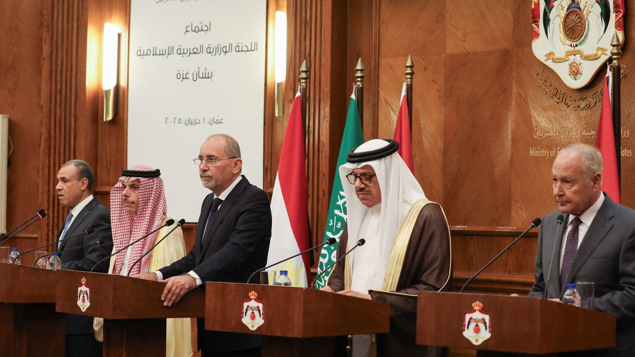 وزير الخارجية الأردني أيمن الصفدي، ووزير الخارجية السعودي الأمير فيصل بن فرحان آل سعود، ووزير الخارجية المصري بدر عبد العاطي، ووزير الخارجية البحريني عبد اللطيف بن راشد الزياني، والأمين العام لجامعة الدول العربية أحمد أبو الغيط يحضرون مؤتمراً صحفيا لأعضاء اللجنة الوزارية المكلفة من قبل القمة العربية الإسلامية المشتركة غير العادية بشأن غزة، في عمان، الأردن - 1 يونيو 2025. - Reuters