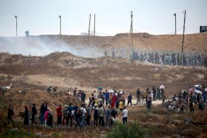 فلسطينيون يحاولون الحصول على مساعدات - AFP